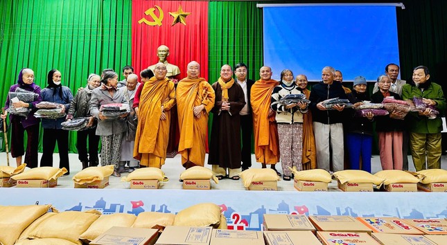 1.500 phần quà được trao đến đồng bào bị thiệt hại do bão Trà Mi tại tỉnh Quảng Trị và Huế