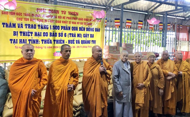 Hòa thượng Thích Giác Pháp chia sẻ, động viên tinh thần bà con bị ảnh hưởng bởi cơn bão Trà Mi