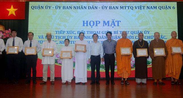 Trao Giấy khen đến các cơ sở tôn giáo có thành tích xuất sắc xuất sắc trong hoạt động an sinh xã hội Trao Giấy khen đến các cơ sở tôn giáo có thành tích xuất sắc xuất sắc trong hoạt động an sinh xã hội