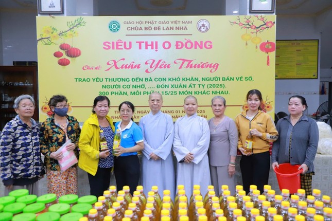 Bà con nhận quà từ Siêu thị 0 đồng do chùa Bồ Đề Lan Nhã tổ chức Bà con nhận quà từ Siêu thị 0 đồng do chùa Bồ Đề Lan Nhã tổ chức