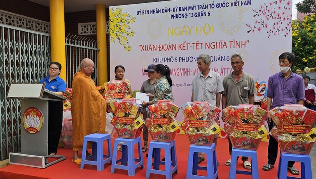 Hòa thượng Thích Giác Pháp trao quà đến bà con tại Ngày hội "Xuân đoàn kết - Tết nghĩa tình" Hòa thượng Thích Giác Pháp trao quà đến bà con tại Ngày hội "Xuân đoàn kết - Tết nghĩa tình"