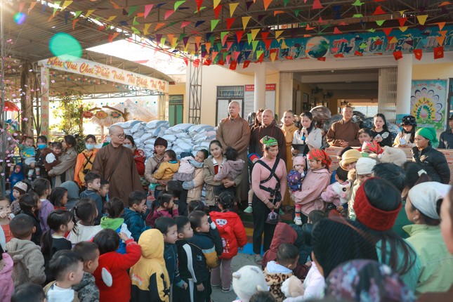 Đoàn đã trao 259 phần quà đến các em thiếu nhi tại điểm Trường Mầm non Thuận Hòa, xã Thuận Hòa, H.Vĩ Xuyên, Hà Giang