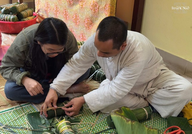 Cháu Nhím được quý thầy hướng dẫn gói bánh