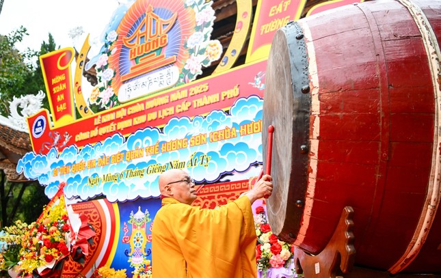 Thượng tọa Thích Minh Hiền, trụ trì chùa Hương đánh trống khai hội Thượng tọa Thích Minh Hiền, trụ trì chùa Hương đánh trống khai hội