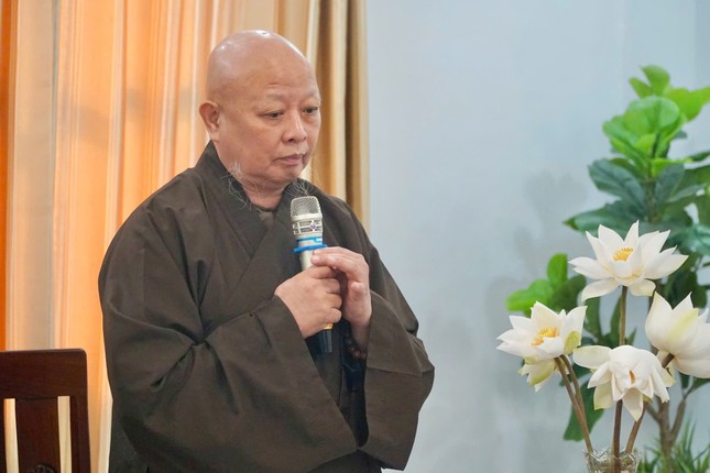 Hòa thượng Thích Lệ Trang báo cáo công tác chuẩn bị phần nghi lễ tại Đại lễ