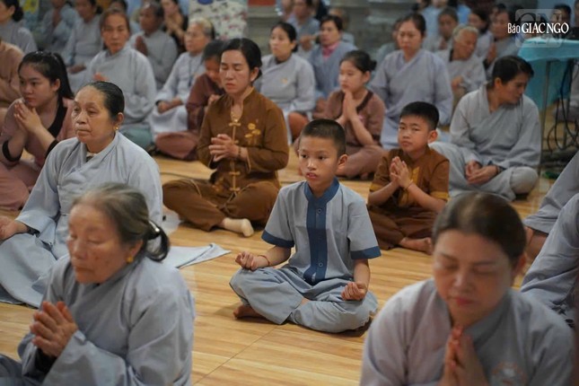 Em theo người lớn đi lễ chùa