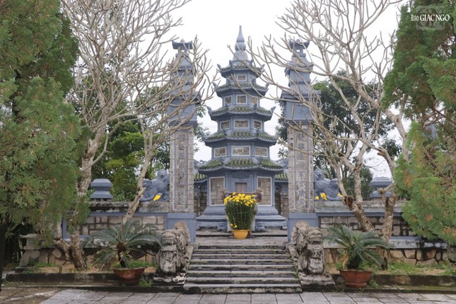 Tháp của Hòa thượng Thích Phước Châu được tôn trí tại tổ đình Sắc tứ Tịnh Quang. Lúc sinh thời, khi tỉnh Quảng Trị được tái lập (1990), tại Đại hội Phật giáo tỉnh lần thứ nhất, Hòa thượng Thích Phước Châu được suy cử làm Phó Trưởng ban Thường trực Ban Trị sự kiêm Trưởng ban Hướng dẫn Phật tử tỉnh. Với tâm huyết và sự kiên trì, Hòa thượng đã đóng góp quan trọng trong việc tái thiết tổ đình Sắc tứ Tịnh Quang, biến nơi đây thành trung tâm tu học và sinh hoạt Phật giáo quan trọng của tỉnh. Ngày 26-11-2006 (nhằm ngày 6-10-Bính Tuất), Hòa thượng viên tịch, trụ thế 63 năm, 38 hạ lạp