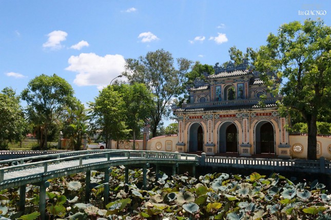 Với bề dày lịch sử gần 3 thế kỷ, tổ đình Sắc tứ Tịnh Quang đã chứng kiến và đồng hành cùng sự phát triển của Phật giáo Việt Nam qua các thời kỳ, đặc biệt là ở vùng đất Quảng Trị giai đoạn đầy biến động. Đây không chỉ là một di tích lịch sử, mà còn là nơi gửi gắm tâm linh của biết bao thế hệ Phật tử. Với giá trị văn hóa, tâm linh sâu sắc cùng dấu ấn của các bậc danh Tăng, chùa tiếp tục là điểm tựa tinh thần, nơi nuôi dưỡng đời sống tu học và hành trì Phật pháp cho nhiều thế hệ mai sau