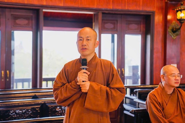 Đại đức Thích Minh Phúc, Chánh Thư ký Ban Trị sự phát biểu tại phiên họp