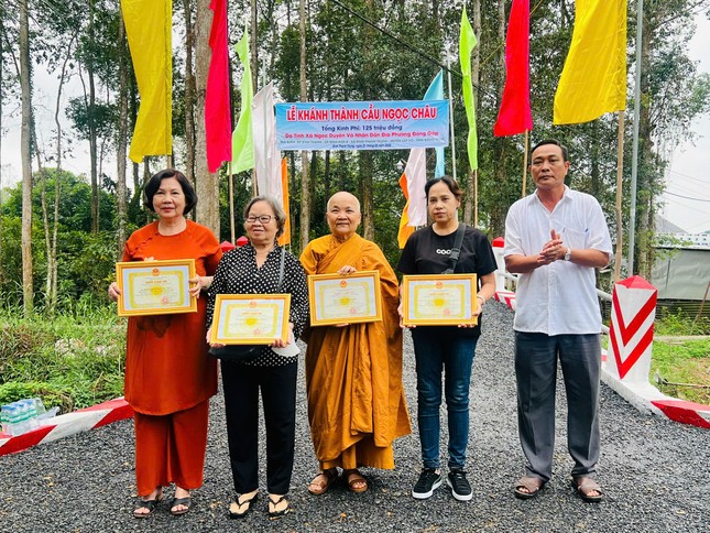 Trao Giấy cảm tạ đến Ni sư trụ trì tịnh xá Ngọc Duyên và các mạnh thường quân Trao Giấy cảm tạ đến Ni sư trụ trì tịnh xá Ngọc Duyên và các mạnh thường quân