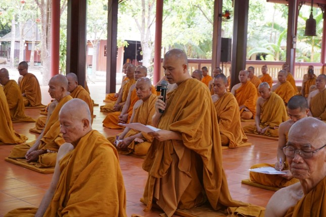 Thượng tọa Thích Giác Hoàng báo cáo số lượng hành giả tham dự, nội dung khóa tu Thượng tọa Thích Giác Hoàng báo cáo số lượng hành giả tham dự, nội dung khóa tu