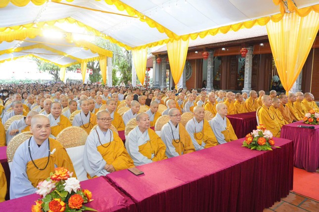 Chư tôn đức Tăng, Ni tham dự buổi lễ Chư tôn đức Tăng, Ni tham dự buổi lễ