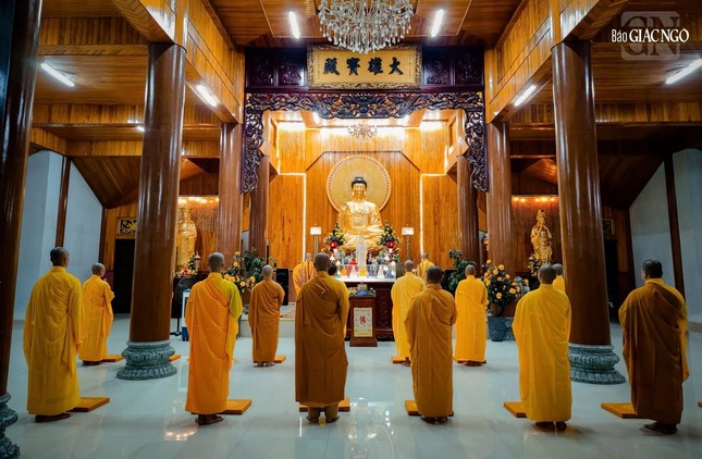 Khuôn viên chùa Đại Giác được bài trí hài hòa, rộng rãi với nhiều công trình mang đậm dấu ấn Phật giáo. Bên cạnh chánh điện uy nghiêm, chùa còn có giảng đường, trai đường và khu nhà khách để đón tiếp Phật tử và du khách thập phương