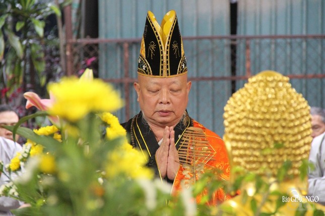 Hòa thượng Thích Lệ Trang gia trì khóa lễ tiến thí âm linh cô hồn cầu âm siêu dương thái