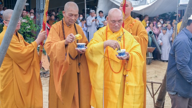 Chư tôn đức cử hành nghi thức sái tịnh Chư tôn đức cử hành nghi thức sái tịnh