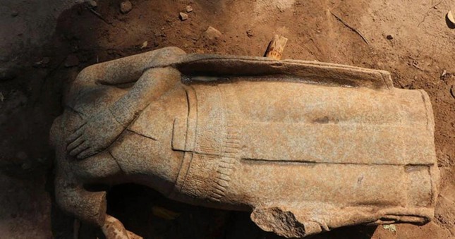 Phần thân của pho tượng vừa được tìm thấy tại khu đền Ta Prohm - Ảnh: ANA