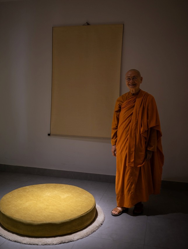 Bức tranh đặc biệt không chữ, là biểu tượng cho Chơn đế, &quot;bởi còn ngôn ngữ, khái niệm là còn trầm luân trong tục thế&quot;, Hòa thượng Giới Đức lý giải