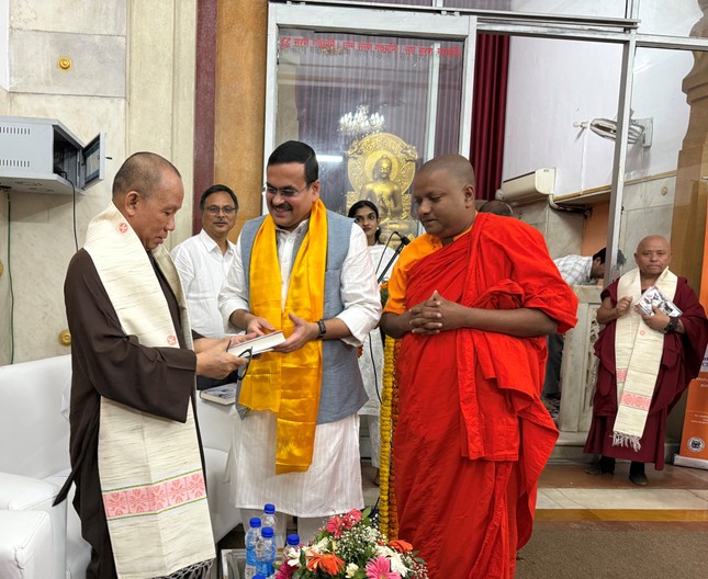 Tặng sách nhân buổi hội thảo