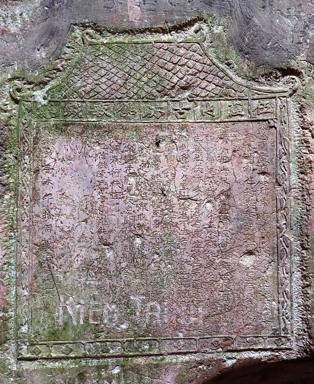 Ma nhai Ngũ Uẩn sơn cổ tích Phật tịch diệt lạc tại động Vân Thông bị xâm hại thô bạo bởi nét đục đè lên bề mặt - Ảnh: Hoàng Sơn