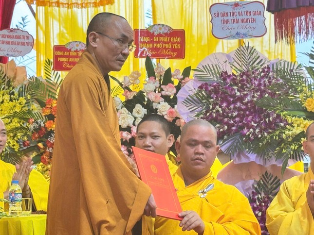 Trao quyết định bổ nhiệm trù trì chùa Phúc Tân đến Đại đức Thích Nhuận Thành