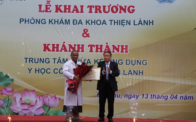 Phòng khám Đa khoa Thiện Lành đón nhận Bằng khen của UBND tỉnh Quảng Trị do ông Hà Sỹ Đồng, Quyền Chủ tịch trao tặng Phòng khám Đa khoa Thiện Lành đón nhận Bằng khen của UBND tỉnh Quảng Trị do ông Hà Sỹ Đồng, Quyền Chủ tịch trao tặng
