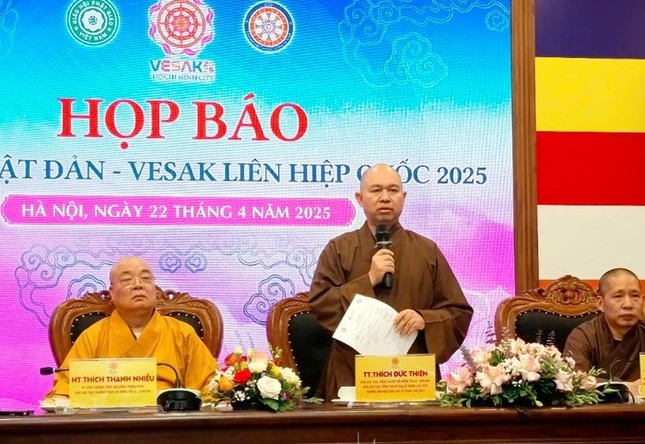 Thượng tọa Thích Đức Thiện phát biểu tại buổi họp báo