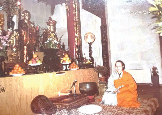 Ni trưởng Mạn Đà La trong một thời khóa tại chùa Trúc Lâm (Paris, Pháp) Ni trưởng Mạn Đà La trong một thời khóa tại chùa Trúc Lâm (Paris, Pháp)