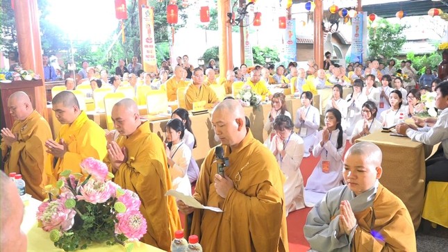 Đại đức Thích Giác Đàn đại diện chư vị tân trụ trì dâng lời phát nguyện Đại đức Thích Giác Đàn đại diện chư vị tân trụ trì dâng lời phát nguyện