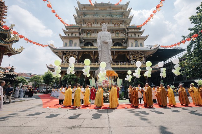 Thả bóng bay mang theo thông điệp cầu nguyện quốc thái dân an Thả bóng bay mang theo thông điệp cầu nguyện quốc thái dân an