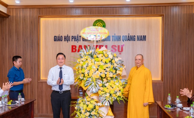 Tặng hoa chúc mừng Đại lễ Phật đản đến Ban Trị sự GHPGVN tỉnh Quảng Nam Tặng hoa chúc mừng Đại lễ Phật đản đến Ban Trị sự GHPGVN tỉnh Quảng Nam