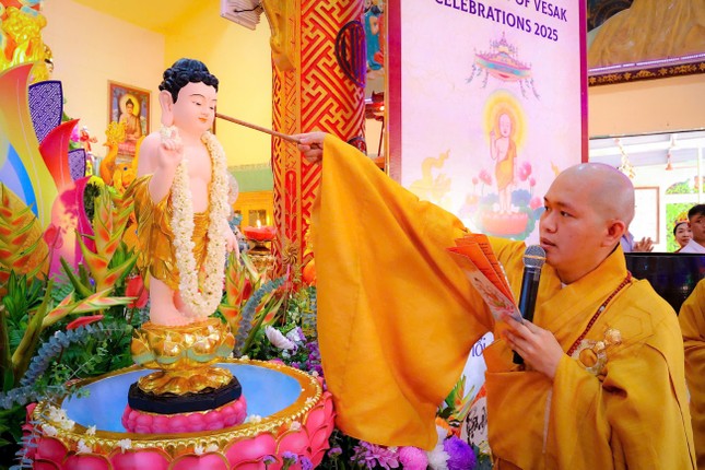 Đại đức Thích Thiện Chí, trụ trì chùa Phước An thực hiện nghi thức Tắm Phật truyền thống Đại đức Thích Thiện Chí, trụ trì chùa Phước An thực hiện nghi thức Tắm Phật truyền thống