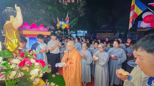 Thắp hoa đăng cầu nguyện Thắp hoa đăng cầu nguyện