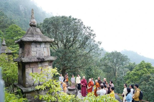 Đoàn Tỳ-kheo do Tỳ-kheo Bhikkhu Bodhi dẫn đầu dự Vesak 2025 tới thăm tháp Phật Hoàng - nơi đang tôn trí hộp xá-lợi vừa tìm thấy - Ảnh: Xuân Cừ Đoàn Tỳ-kheo do Tỳ-kheo Bhikkhu Bodhi dẫn đầu dự Vesak 2025 tới thăm tháp Phật Hoàng - nơi đang tôn trí hộp xá-lợi vừa tìm thấy - Ảnh: Xuân Cừ
