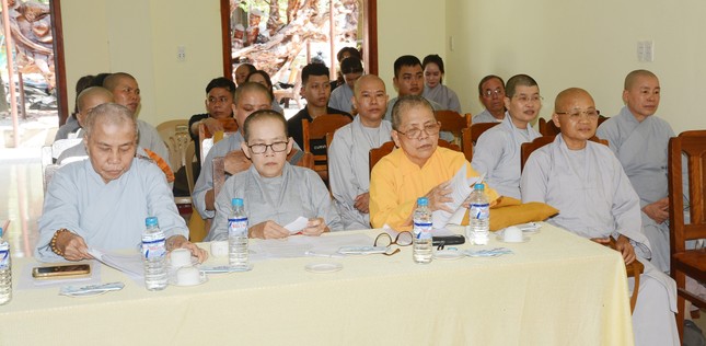 Chư Ni theo dõi báo cáo tại phiên họp