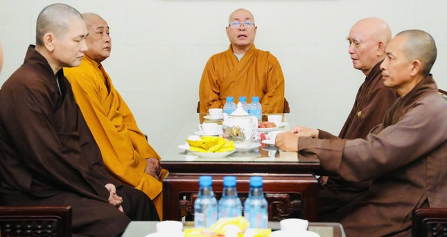 Thượng tọa Thích Đạt Đức phát biểu Thượng tọa Thích Đạt Đức phát biểu