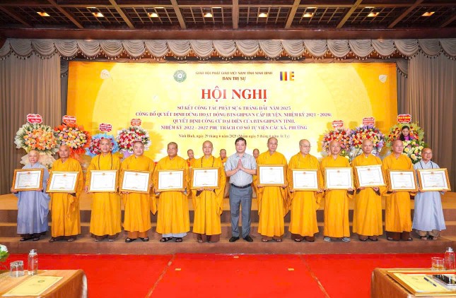 UBND tỉnh Ninh Bình tặng Bằng khen cho tập thể, cá nhân tiêu biểu UBND tỉnh Ninh Bình tặng Bằng khen cho tập thể, cá nhân tiêu biểu