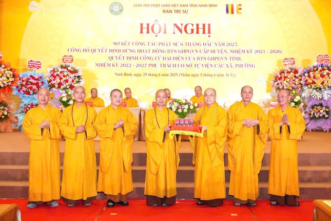 Ban Trị sự Phật giáo các huyện, thành phố trao trả con dấu Ban Trị sự Phật giáo các huyện, thành phố trao trả con dấu