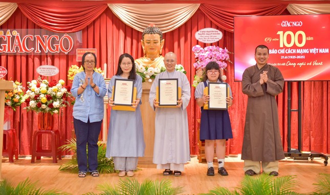 Trao giải khuyến khích của cuộc thi đến tác giả An Trần, Thích nữ Lệ Thảo và bé Thái Hỷ Ý Lạc - Ảnh: Quảng Đạo