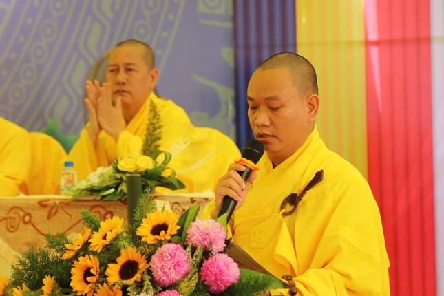 Đại đức Thích Từ Nghiêm đọc quyết định bổ nhiệm trụ trì chùa Hải Lộc