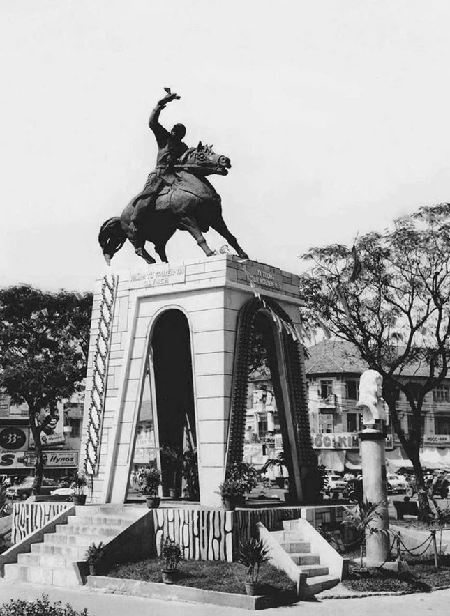 Tượng Quách Thị Trang ở bùng binh trước chợ Bến Thành Tượng Quách Thị Trang ở bùng binh trước chợ Bến Thành