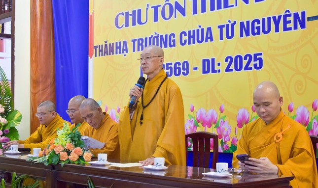 Hòa thượng Thích Hiển Đức sách tấn các hành giả Ni tại trường hạ chùa Từ Nguyên (P.Phú Thạnh)