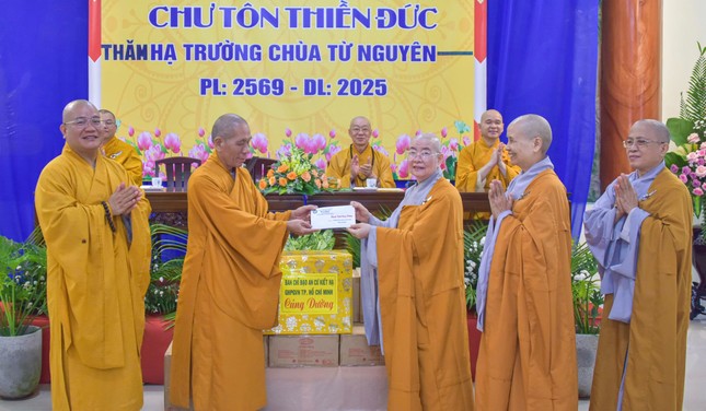 Ban Chức sự trường hạ chùa Từ Nguyên nhận phẩm vật cúng dường từ chư tôn đức trong đoàn