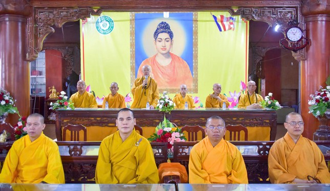 Cũng trong dịp này, đoàn Ban Thường trực Ban Trị sự GHPGVN TP.HCM cũng đến thăm, sách tấn các hành giả tại trường hạ chùa Đức Phú (X.Hiệp Phước)