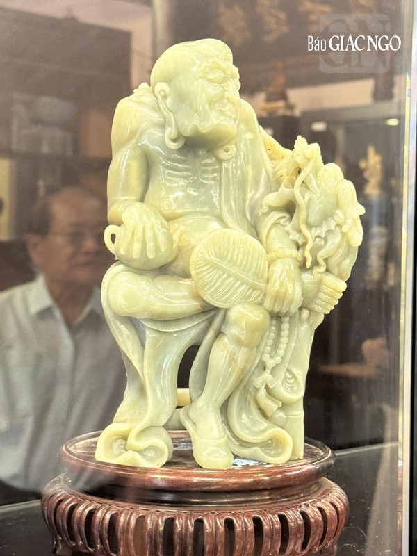 Tượng A-la-hán bằng ngọc từ Trung Quốc Tượng A-la-hán bằng ngọc từ Trung Quốc