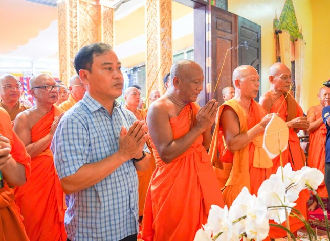 Dâng hương tưởng niệm