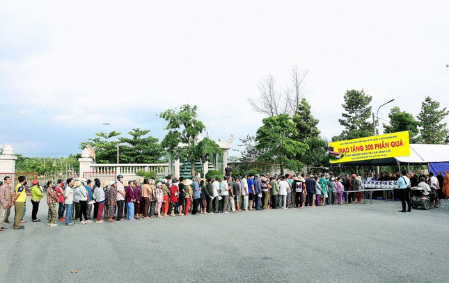 Có 300 phần quà được trao tặng đến bà con có hoàn cảnh khó khăn tại xã Bình Lợi, TP.HCM