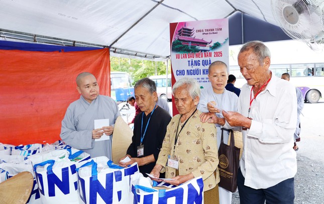 100 phần quà được chư Ni chùa Thanh Tâm trao đến bà con khiếm thị