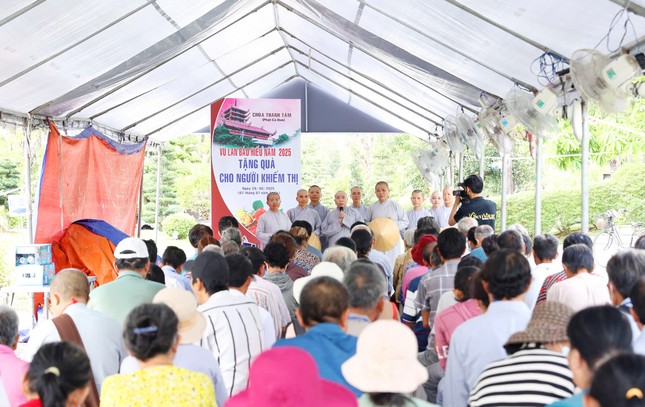 Ni sư Thích nữ Như Nguyệt phát biểu động viên người khiếm thị