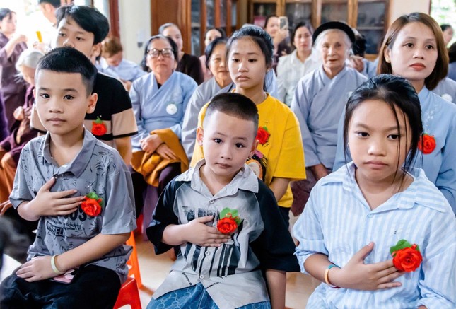 Hoa hồng cài áo nhân mùa Vu lan Hoa hồng cài áo nhân mùa Vu lan