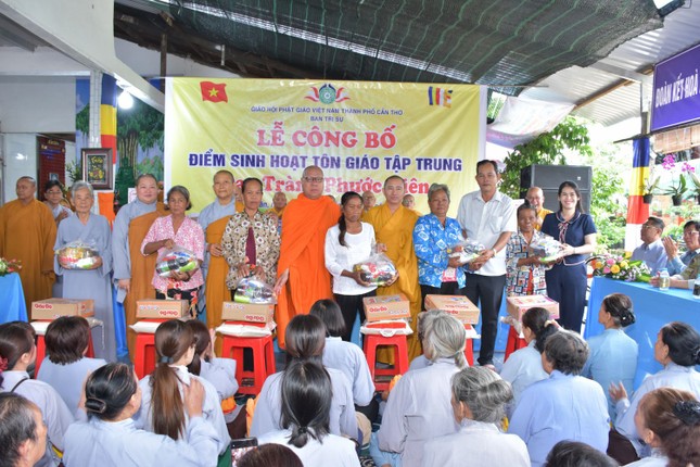 Trao quà đến bà con có hoàn cảnh khó khăn